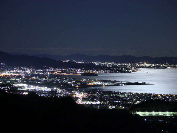 海から上る日の出と蒲郡市街地の夜景が同時に堪能できる絶景宿 絶景便り